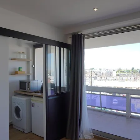 Cosy Devant Rer B Tgv Sncf *